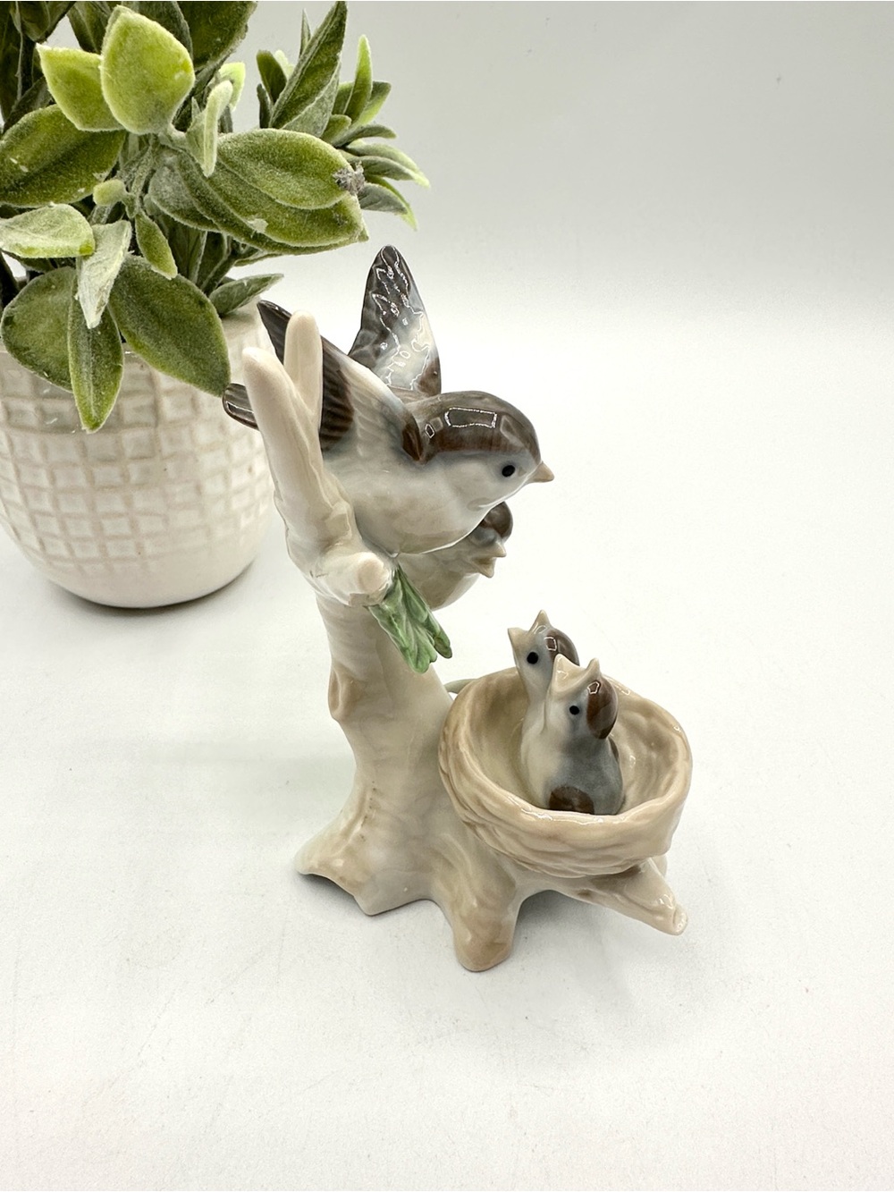 2 Grey Sparrows with Bird babies in nest, Porcelain Figurine - Picture 3 of 9